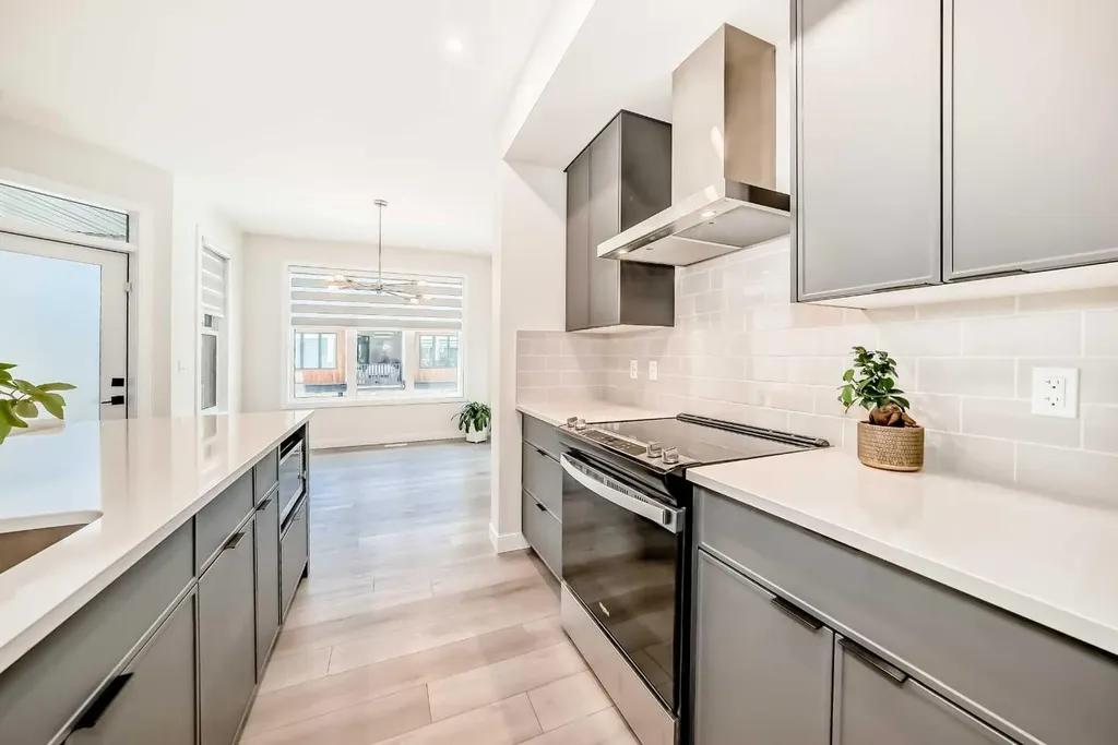 81 Greenbriar Place NW Calgary AB T3B6J1