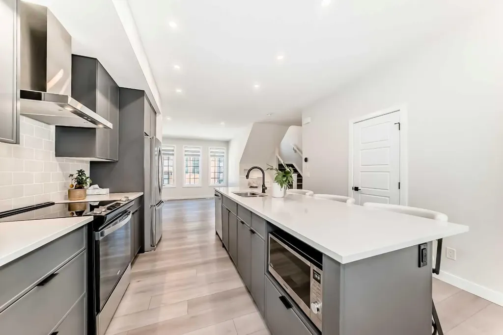 81 Greenbriar Place NW Calgary AB T3B6J1