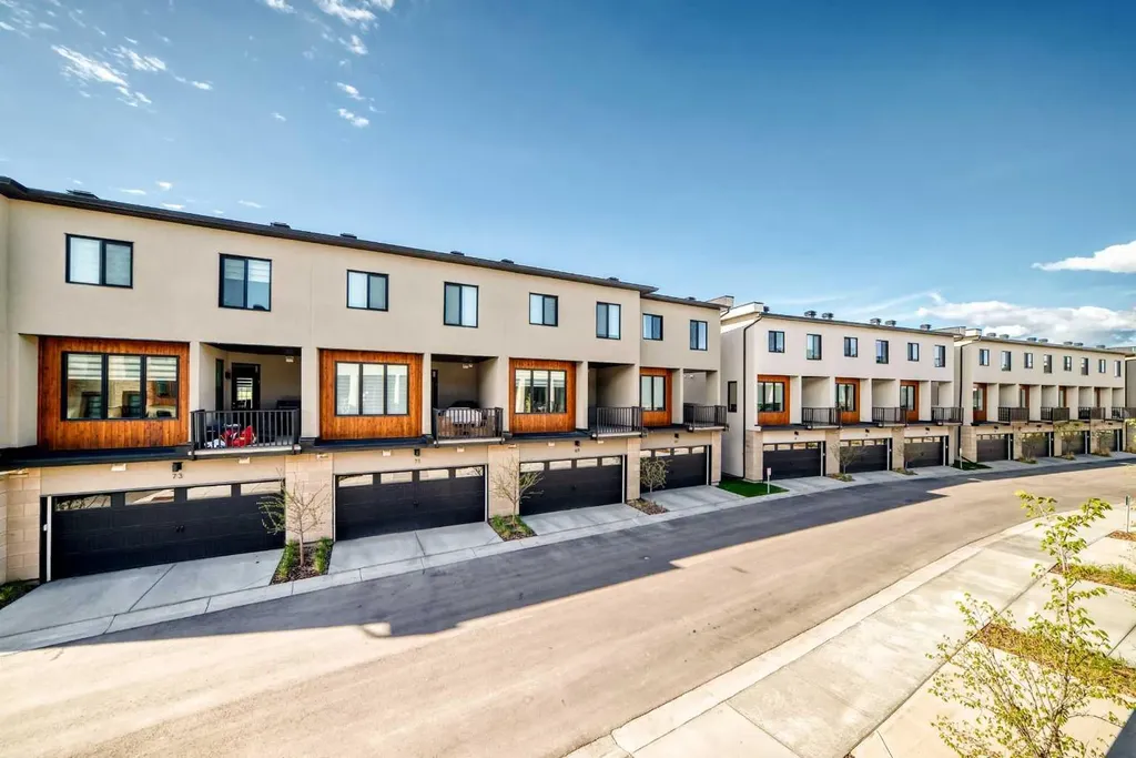 81 Greenbriar Place NW Calgary AB T3B6J1