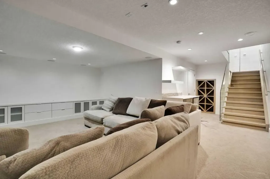 2505 21 Street SW Calgary AB T2T5A9