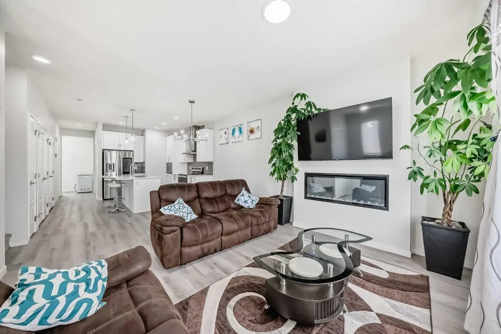 332 Dawson Drive Chestermere AB T1X 2R3
