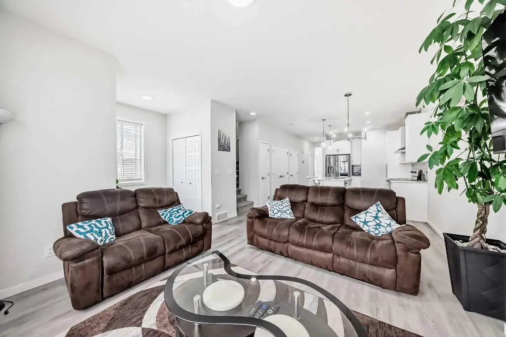 332 Dawson Drive Chestermere AB T1X 2R3