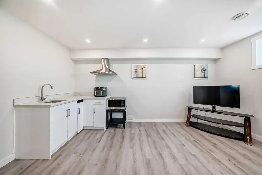 332 Dawson Drive Chestermere AB T1X 2R3