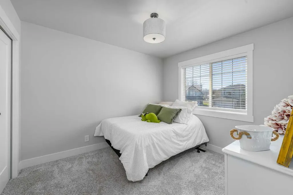 8 Sheep River Hill Okotoks AB T1S 1X2