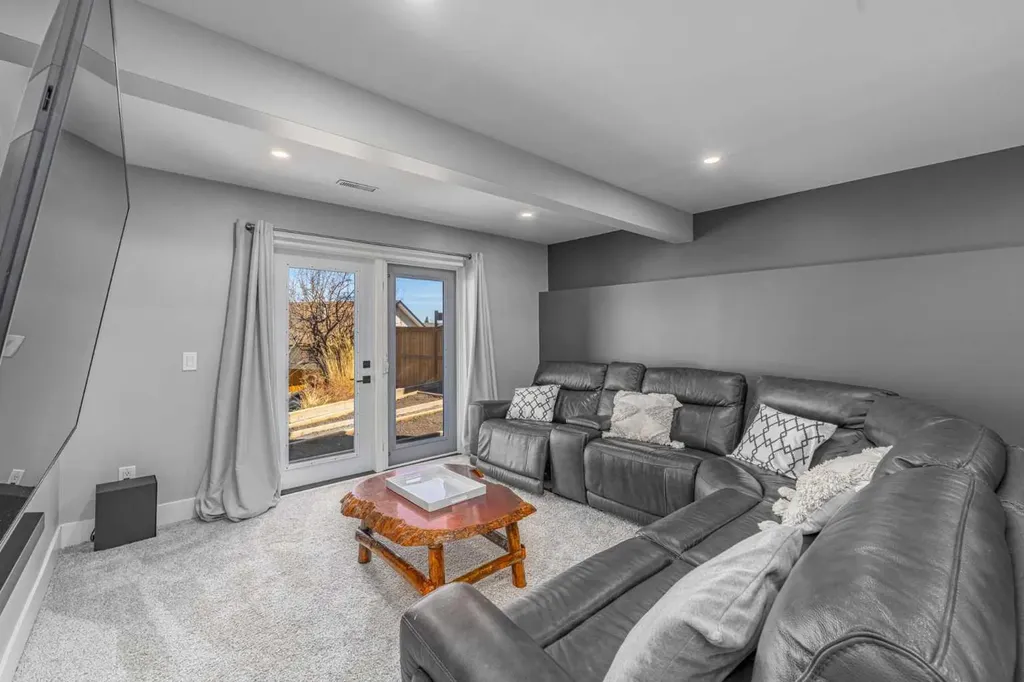 8 Sheep River Hill Okotoks AB T1S 1X2