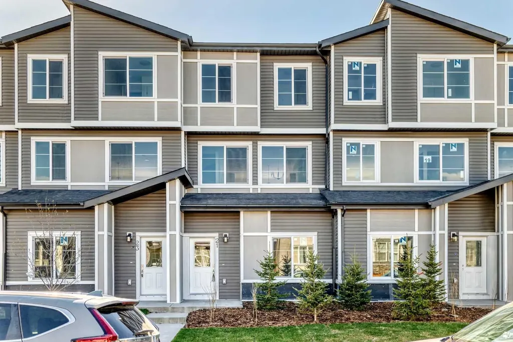 21 Cornergate Place NE Calgary AB T3N 2K5