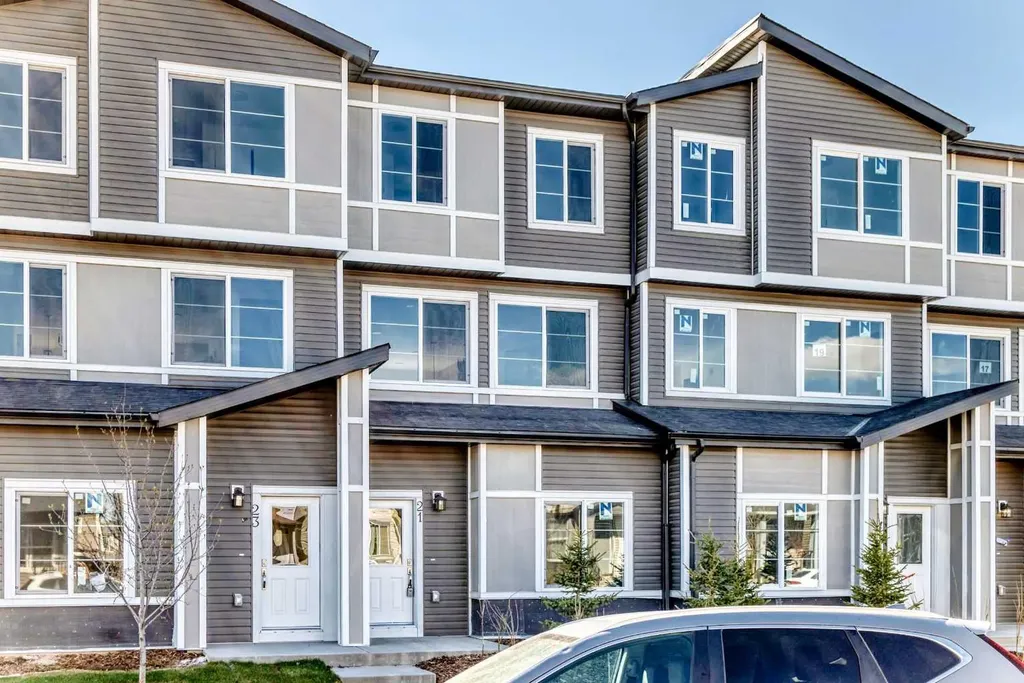 21 Cornergate Place NE Calgary AB T3N 2K5