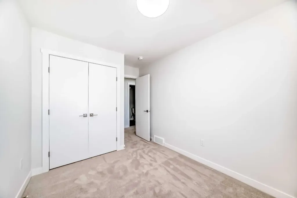 21 Cornergate Place NE Calgary AB T3N 2K5