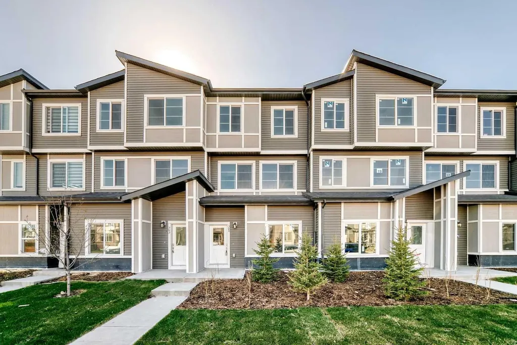 21 Cornergate Place NE Calgary AB T3N 2K5