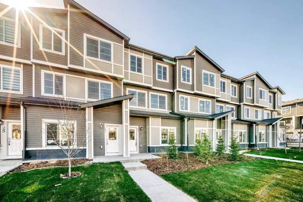 21 Cornergate Place NE Calgary AB T3N 2K5
