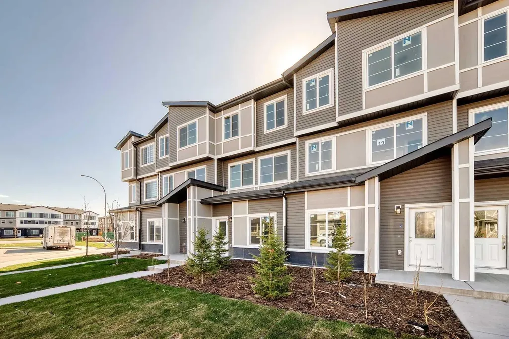 21 Cornergate Place NE Calgary AB T3N 2K5