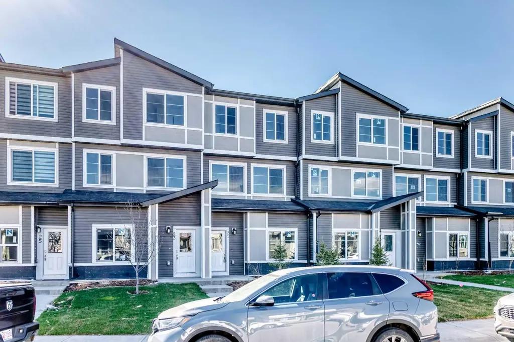 21 Cornergate Place NE Calgary AB T3N 2K5