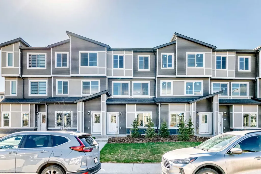 21 Cornergate Place NE Calgary AB T3N 2K5