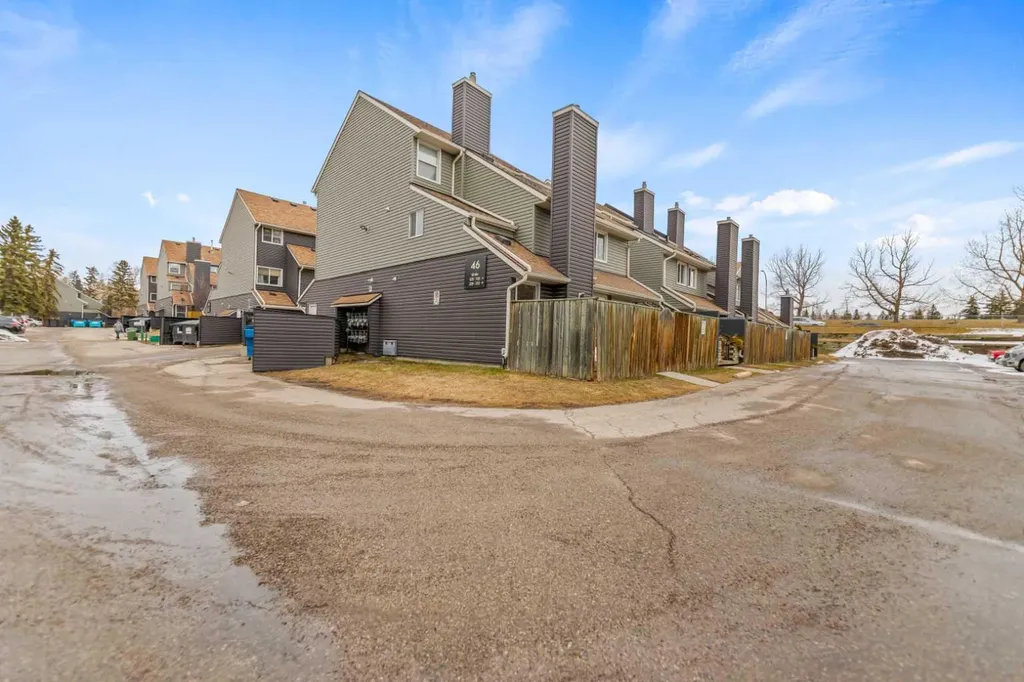 46 Glamis Green SW Calgary AB T2E 6S4