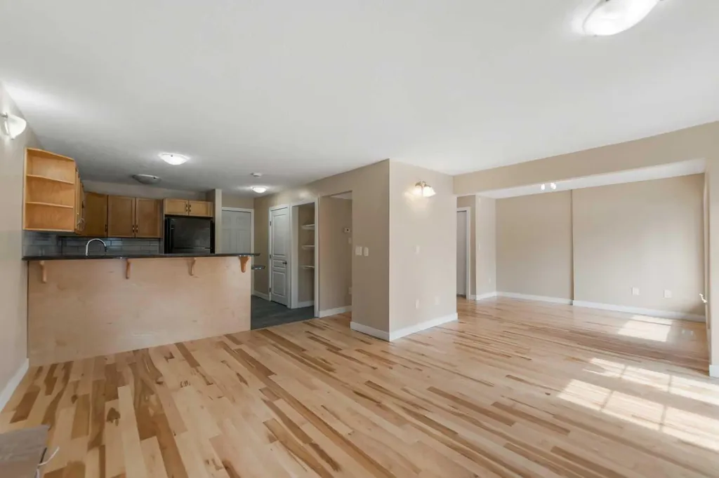 46 Glamis Green SW Calgary AB T2E 6S4