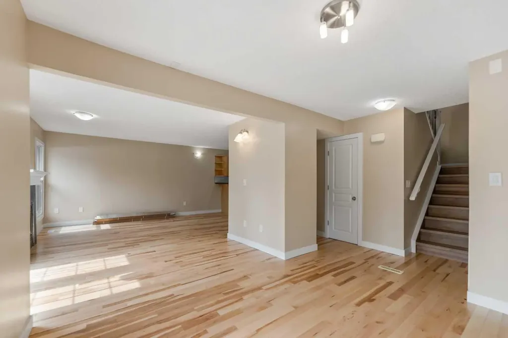 46 Glamis Green SW Calgary AB T2E 6S4