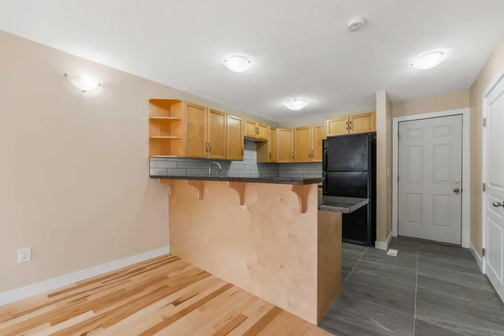 46 Glamis Green SW Calgary AB T2E 6S4