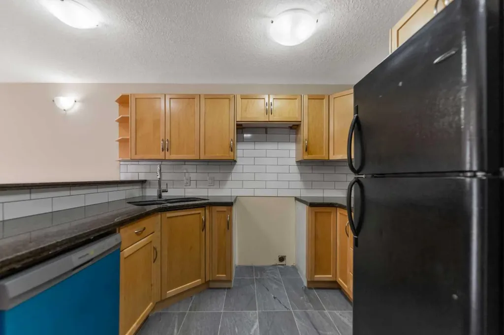 46 Glamis Green SW Calgary AB T2E 6S4