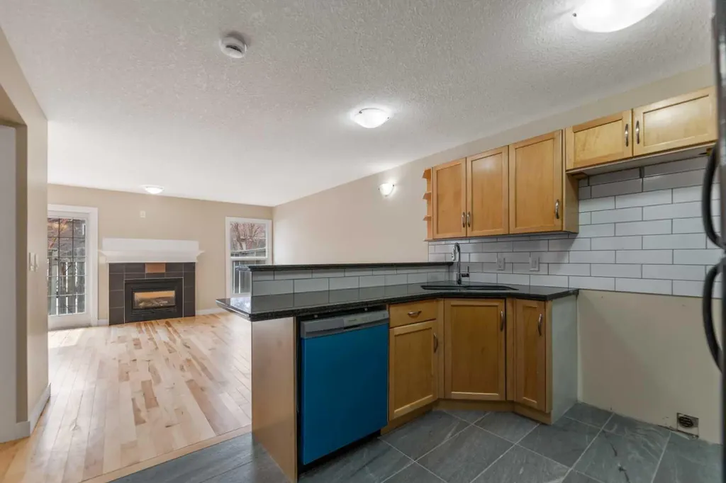 46 Glamis Green SW Calgary AB T2E 6S4