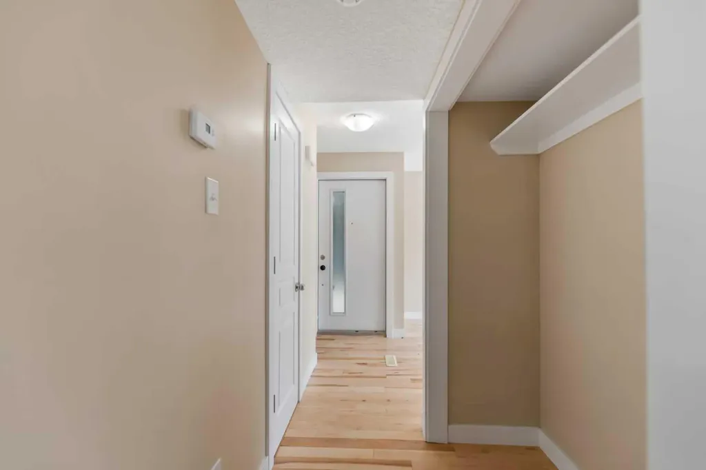 46 Glamis Green SW Calgary AB T2E 6S4