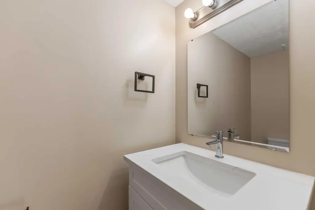 46 Glamis Green SW Calgary AB T2E 6S4