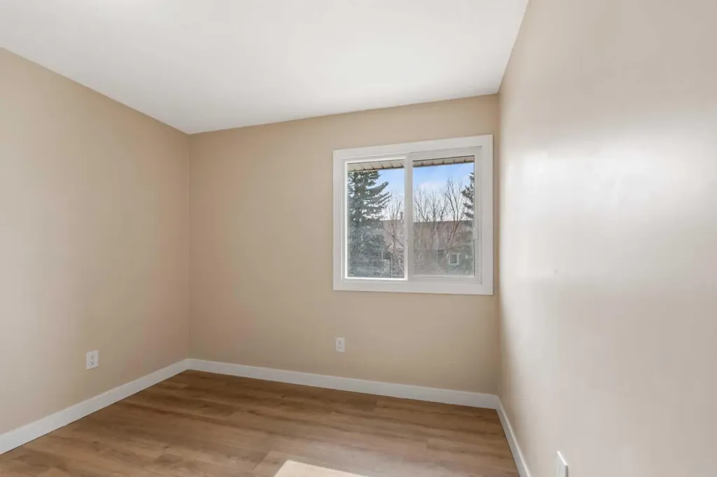 46 Glamis Green SW Calgary AB T2E 6S4