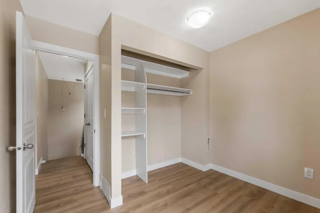 46 Glamis Green SW Calgary AB T2E 6S4
