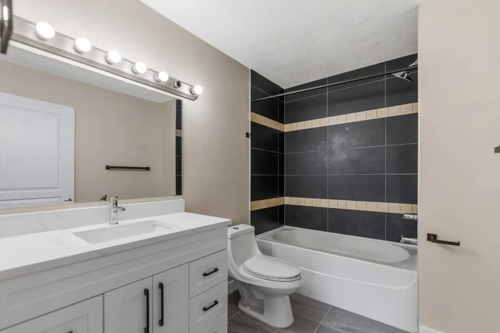 46 Glamis Green SW Calgary AB T2E 6S4