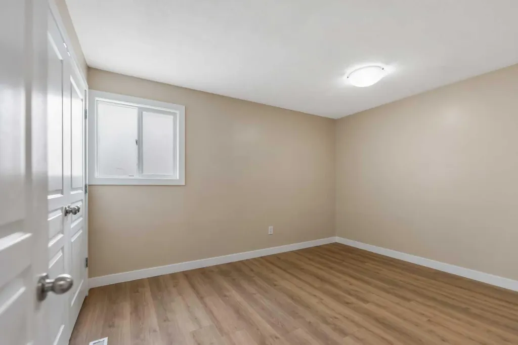 46 Glamis Green SW Calgary AB T2E 6S4