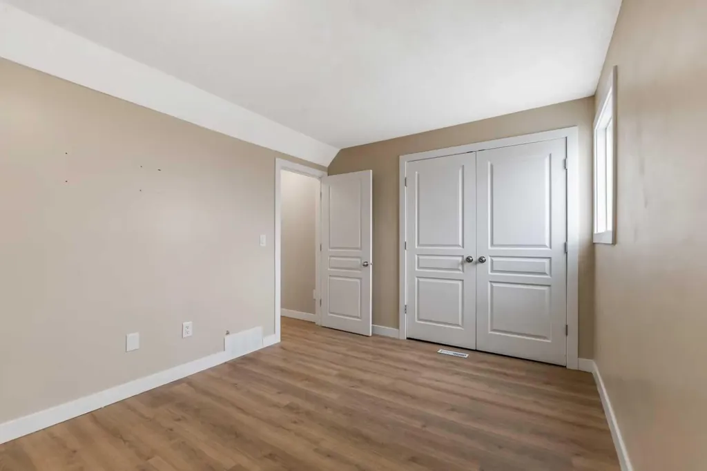 46 Glamis Green SW Calgary AB T2E 6S4