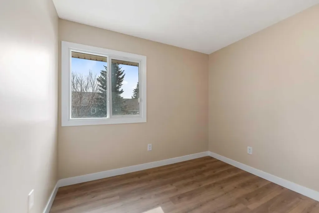 46 Glamis Green SW Calgary AB T2E 6S4