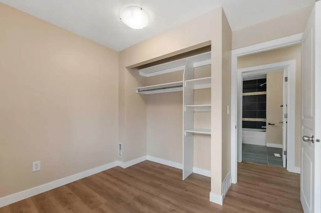46 Glamis Green SW Calgary AB T2E 6S4