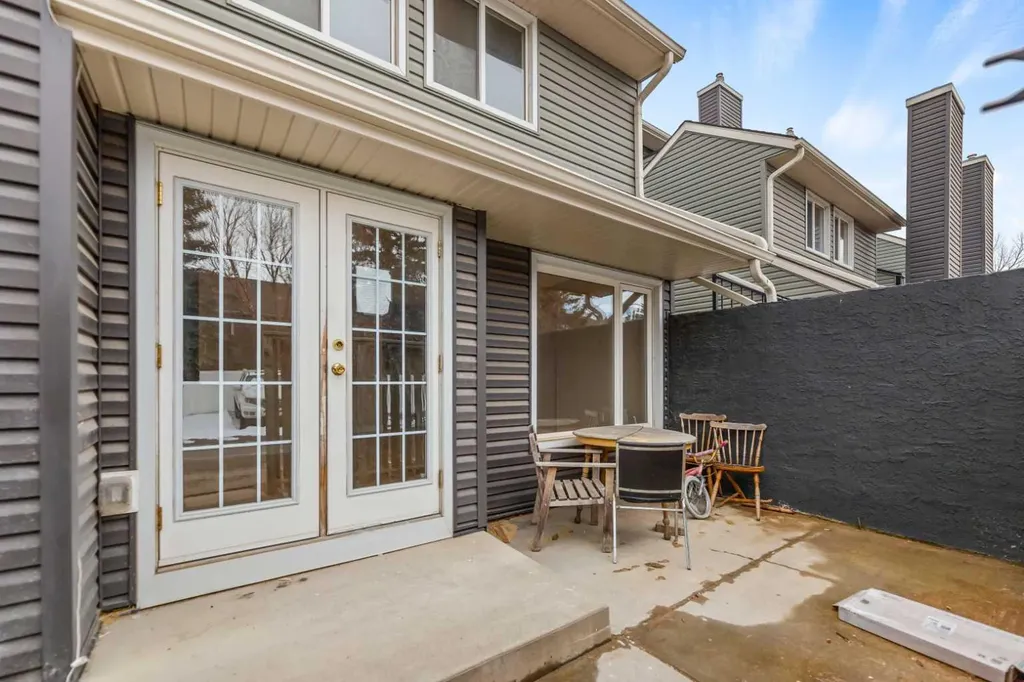 46 Glamis Green SW Calgary AB T2E 6S4