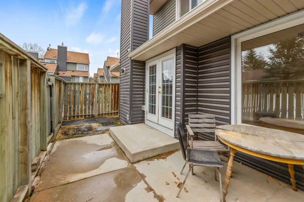 46 Glamis Green SW Calgary AB T2E 6S4