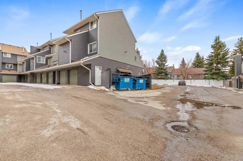46 Glamis Green SW Calgary AB T2E 6S4