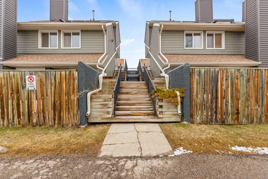 46 Glamis Green SW Calgary AB T2E 6S4