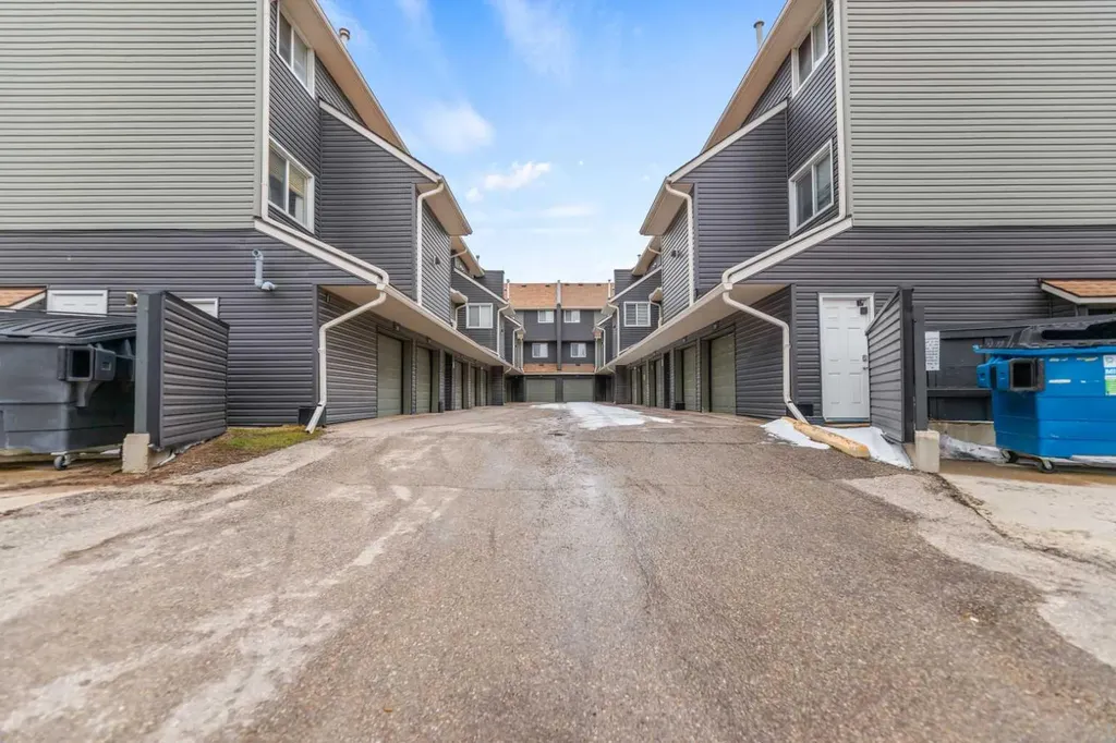 46 Glamis Green SW Calgary AB T2E 6S4