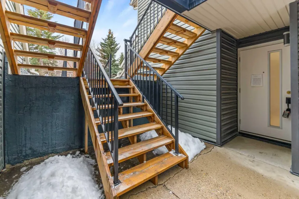 46 Glamis Green SW Calgary AB T2E 6S4