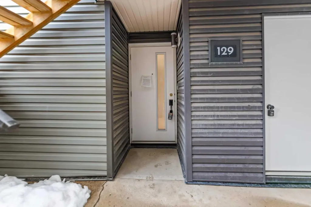 46 Glamis Green SW Calgary AB T2E 6S4