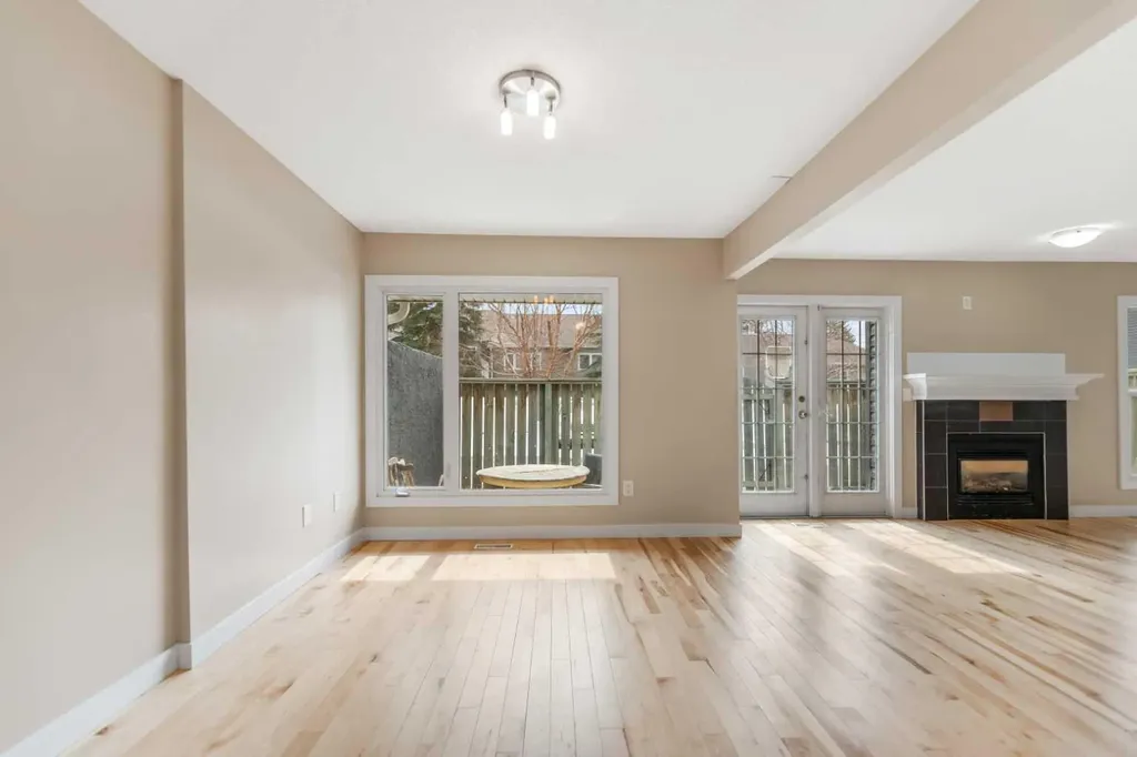 46 Glamis Green SW Calgary AB T2E 6S4