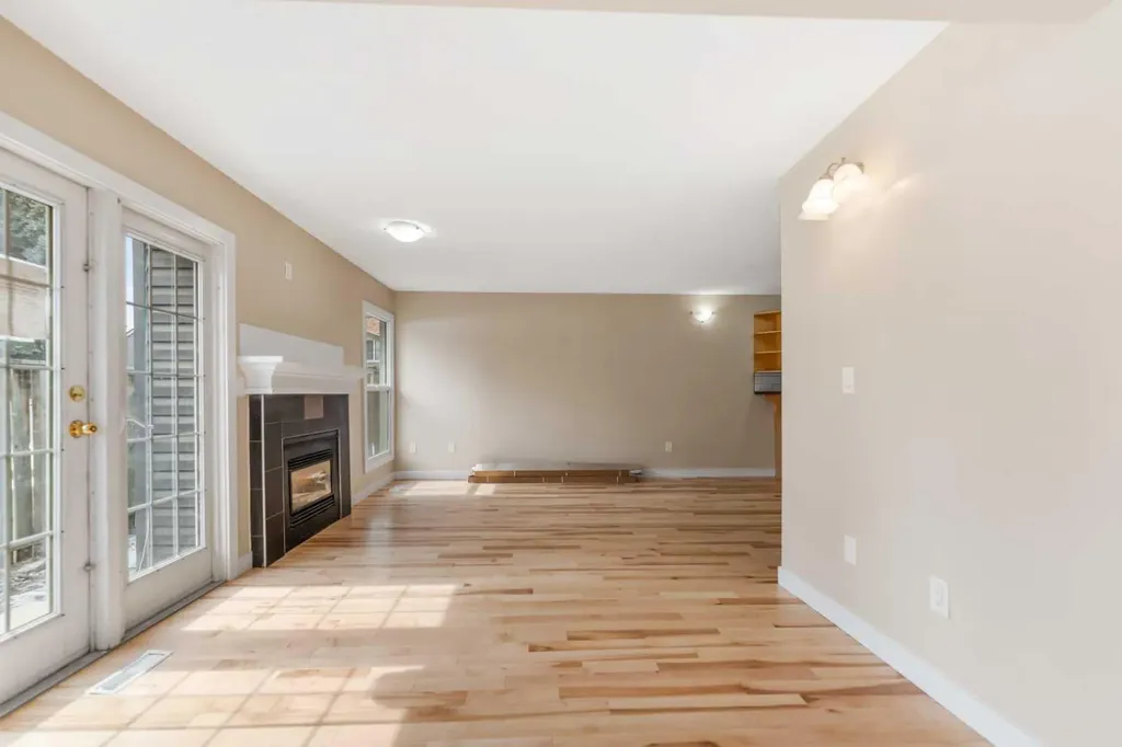 46 Glamis Green SW Calgary AB T2E 6S4