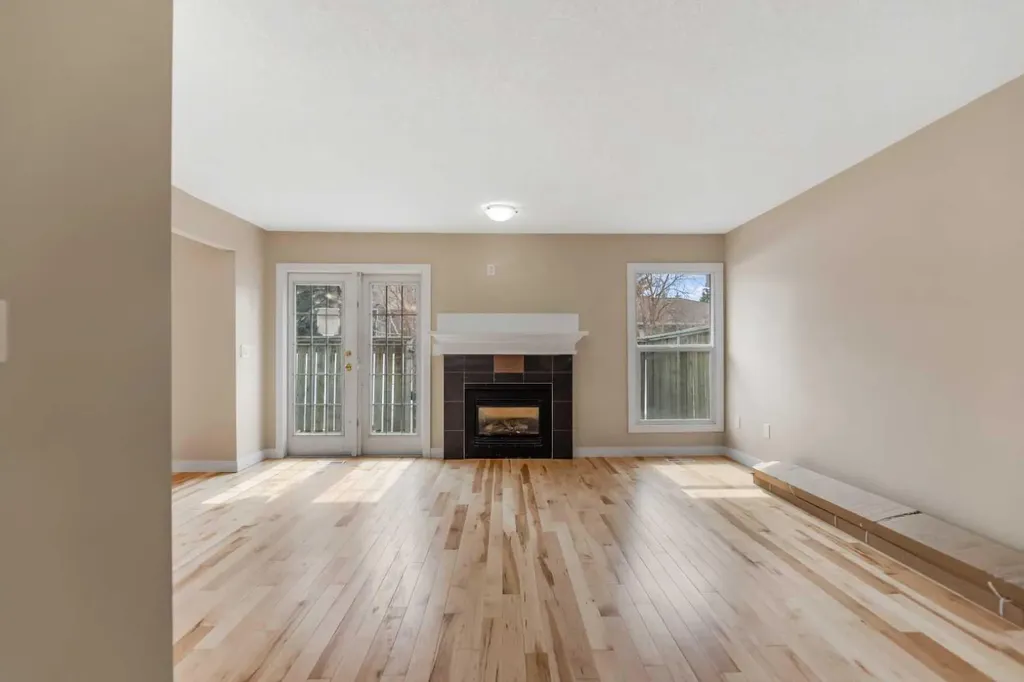 46 Glamis Green SW Calgary AB T2E 6S4