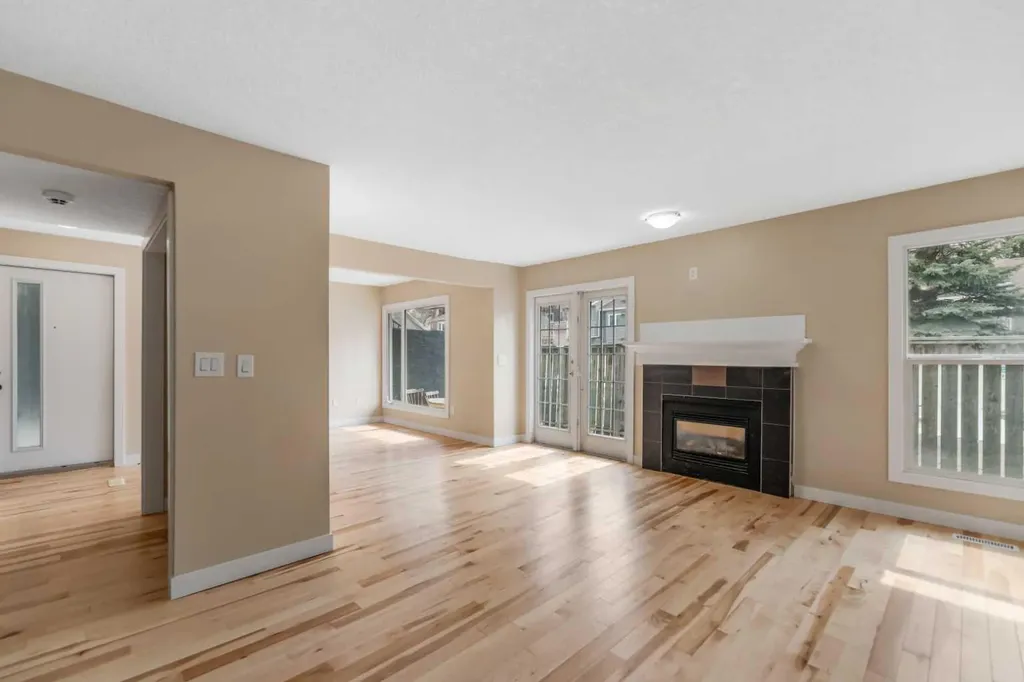 46 Glamis Green SW Calgary AB T2E 6S4