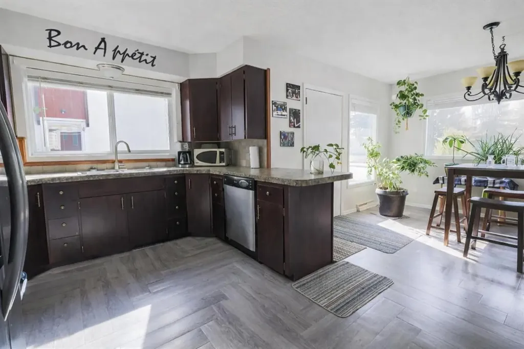 5424 51 Avenue Rocky Mountain House AB T4T 1E8