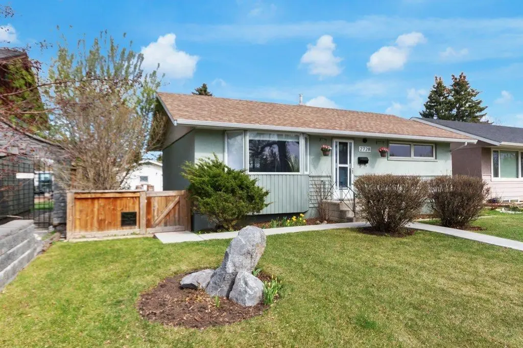 2728 45 Street SW Calgary AB T3E 3Y4