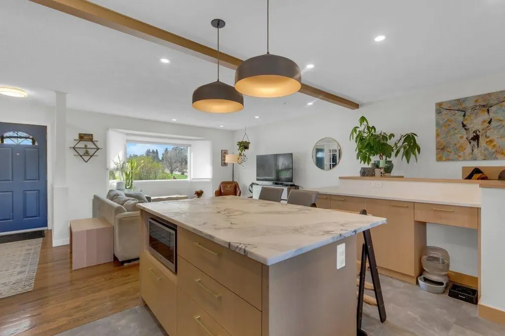 2728 45 Street SW Calgary AB T3E 3Y4