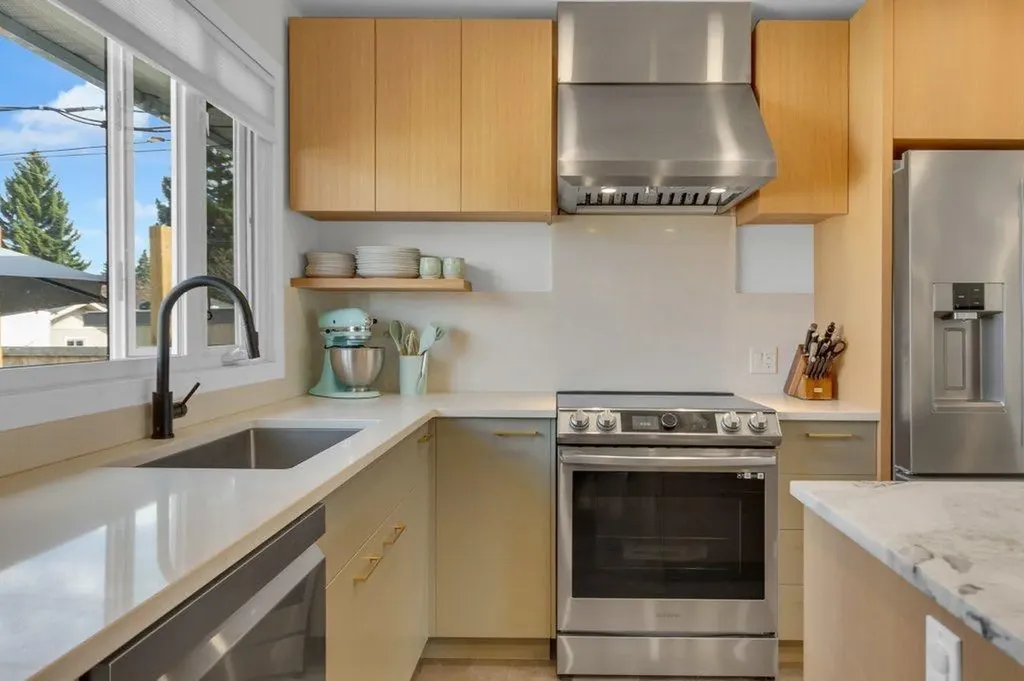 2728 45 Street SW Calgary AB T3E 3Y4