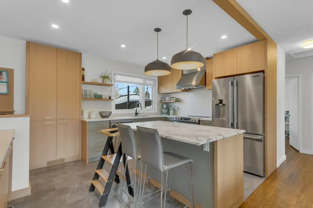 2728 45 Street SW Calgary AB T3E 3Y4