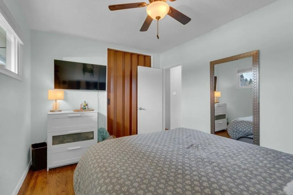 2728 45 Street SW Calgary AB T3E 3Y4