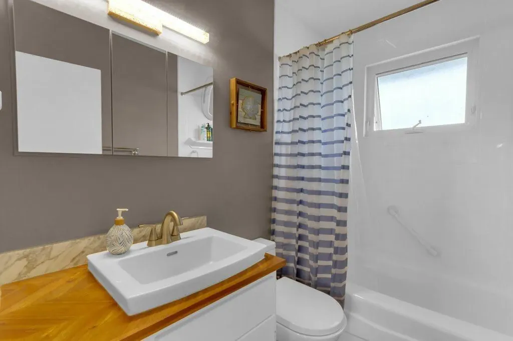 2728 45 Street SW Calgary AB T3E 3Y4